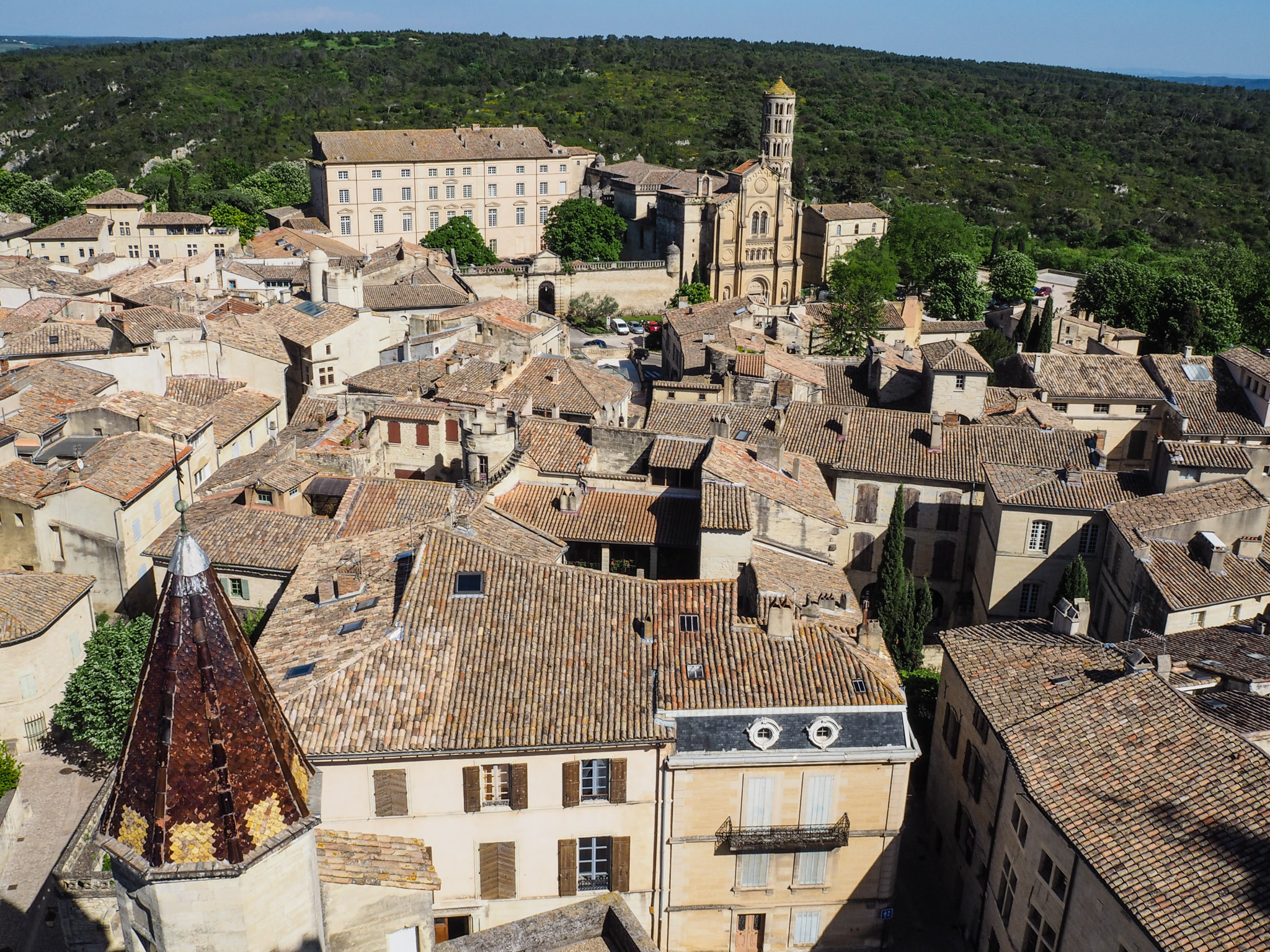 Per Klick ins Glück – warum eine Amerikanerin ihr Leben der KI überließ und in Uzès neu begann