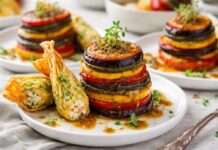 Mini-Ratatouille-Türmchen mit Miso-Aubergine & Zucchiniblüte Mini-Ratatouille-Türmchen mit Miso-Aubergine-&-Zucchiniblüte