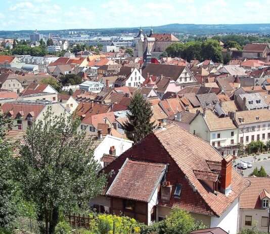 Zwischen Reben und Geschichte: Wie ein Weinberg die Freundschaft zwischen Montbéliard und Ludwigsburg zum Sprudeln bringt Montbéliard,_vu_de_la_rue_Emile_Blazer.(2)_-_Crop