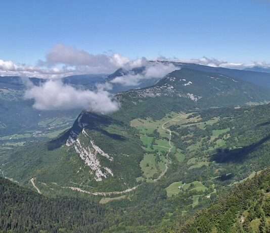 Ein falscher Schritt, ein Abgrund – tödliche Wanderung im winterlichen Massif des Bauges Panoramique_Sud_des_Bauges_Wikipedia