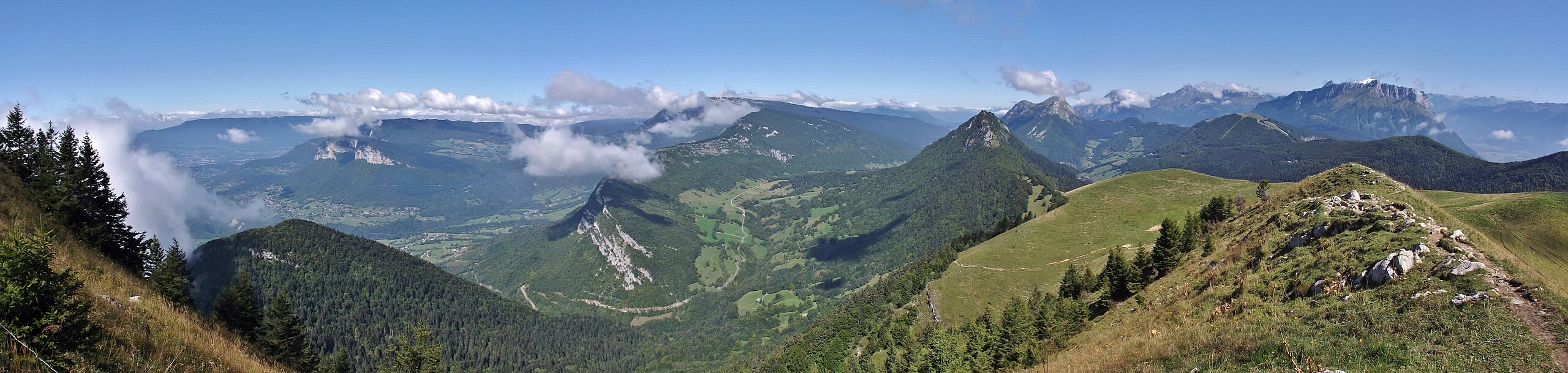 Ein falscher Schritt, ein Abgrund – tödliche Wanderung im winterlichen Massif des Bauges