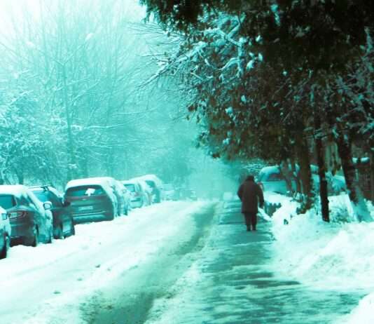 Schnee, Eis und diese trügerische Stille – warum der Norden Frankreichs den Fuß vom Gas nimmt Schnee-Strasse