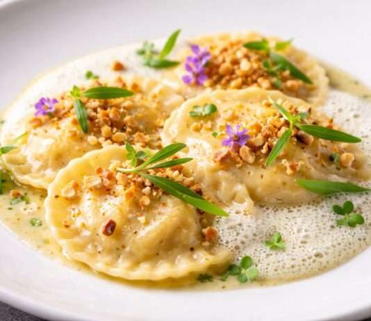 Steckrüben-Ravioli mit Estragon-Schaum & Haselnuss-Crunch Steckrüben-Ravioli-mit-Estragon-Schaum