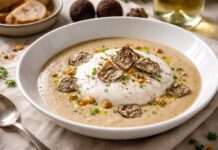 Ein samtiger Wintertraum aus Frankreich: Topinambur-Velouté mit Trüffelschaum Topinambur-Velouté-mit-Trüffelschaum