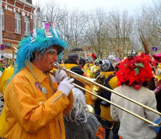 Dunkerque: Im Rausch des Karnevals – Ein Fest, das alle Sinne weckt Tromboniste_carnaval_Dunkerque_Wikipedia