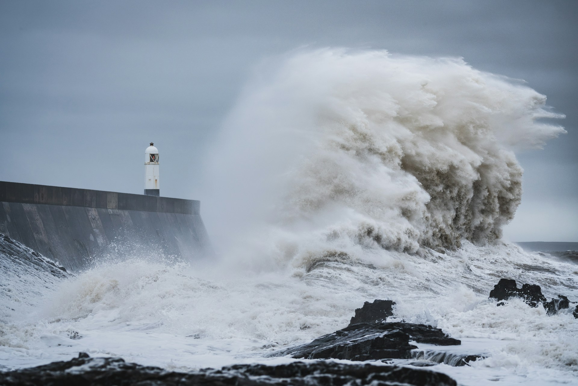 Sturm Ingrid hält die Bretagne in Atem – Orange Warnstufe bleibt, Entspannung nur in den Alpen