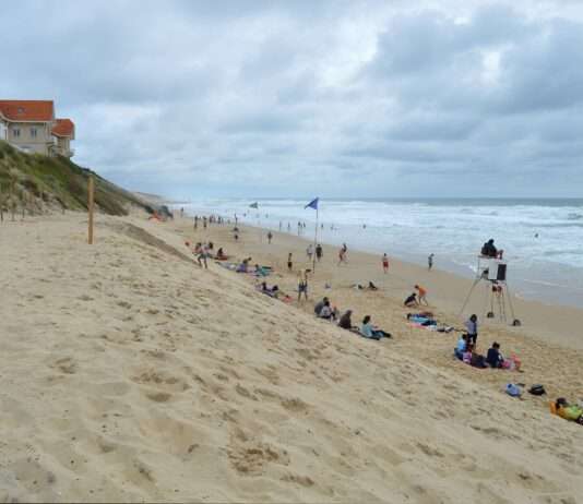 Biscarrosse und der Ozean – wie die Erosion einen Badeort in ein Gebiet der Ungewissheit verwandelt Biscarrosse_beaches,_looking_south,_2015