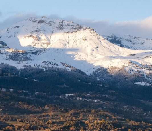 Wenn der Brandschutz zur Schicksalsfrage wird – Crans-Montana schließt Luxushotel mitten in der Saison Crans-Montana_Wikipedia