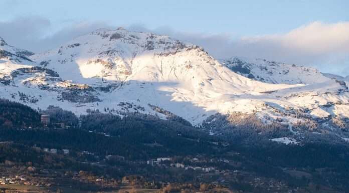 Wenn der Brandschutz zur Schicksalsfrage wird – Crans-Montana schließt Luxushotel mitten in der Saison Crans-Montana_Wikipedia