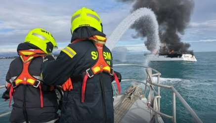Feuer auf offener See – wie ein brennendes Sportboot vor Antibes die Côte d’Azur in Atem hielt Bootsbrand_Antibes_ScreenX