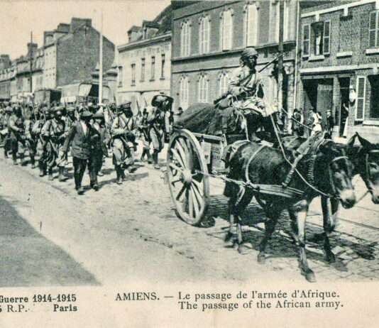 Mut unter Granaten – Nordafrikanische Tirailleurs in Verdun La_Guerre_1914-1915_-_AMIENS_-_Le_passage_de_l'armée_d'Afrique_-_Wikipedia