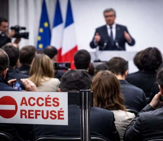 Selektive Akkreditierung: Gerät das Verhältnis zwischen der LFI und den Medien aus dem Gleichgewicht? LFI-Ausschluss-Journalisten-Pressekonferenz_Illustration