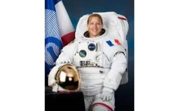 Macrons Grussworte an Sophie Adenot und die Bedeutung der Raumfahrt Official_portrait_of_ESA_(European_Space_Agency)_astronaut_Sophie_Adenot_wearing_a_spacesuit_(jsc2025e073892_alt)
