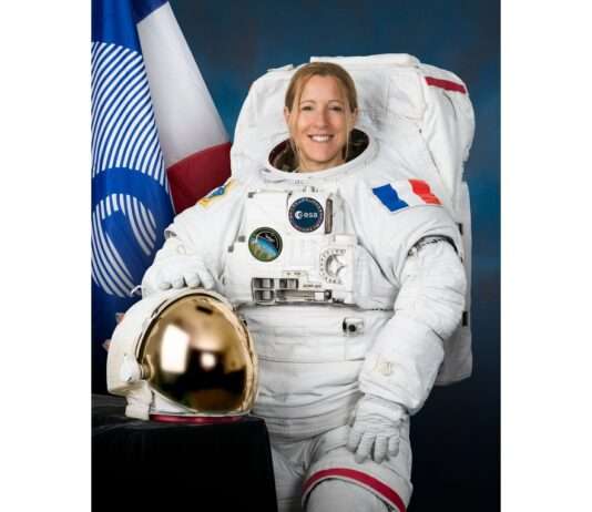 Macrons Grussworte an Sophie Adenot und die Bedeutung der Raumfahrt Official_portrait_of_ESA_(European_Space_Agency)_astronaut_Sophie_Adenot_wearing_a_spacesuit_(jsc2025e073892_alt)