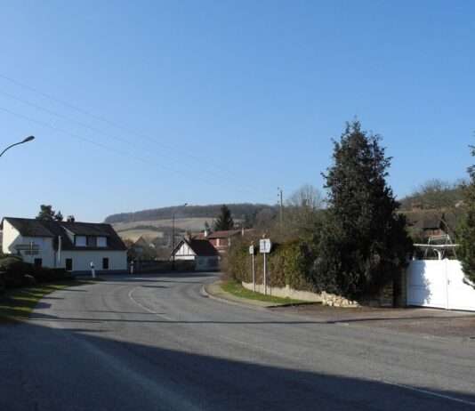 Drogenermittlungen gegen Bürgermeister: Ein Dorf in der Normandie unter Schock Rue_merey_Wikipedia