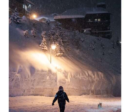 Meterhohe Schneemauern in Savoyen: Wenn der Winter ganze Dörfer verschluckt Schneerekorde-Savoyen_ScreenX