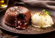 Schokoladen-Fondant mit Fleur de Sel und Olivenöl-Eis Schokoladen-Fondant-mit-Fleur-de-Sel-und-Olivenöl-Eis