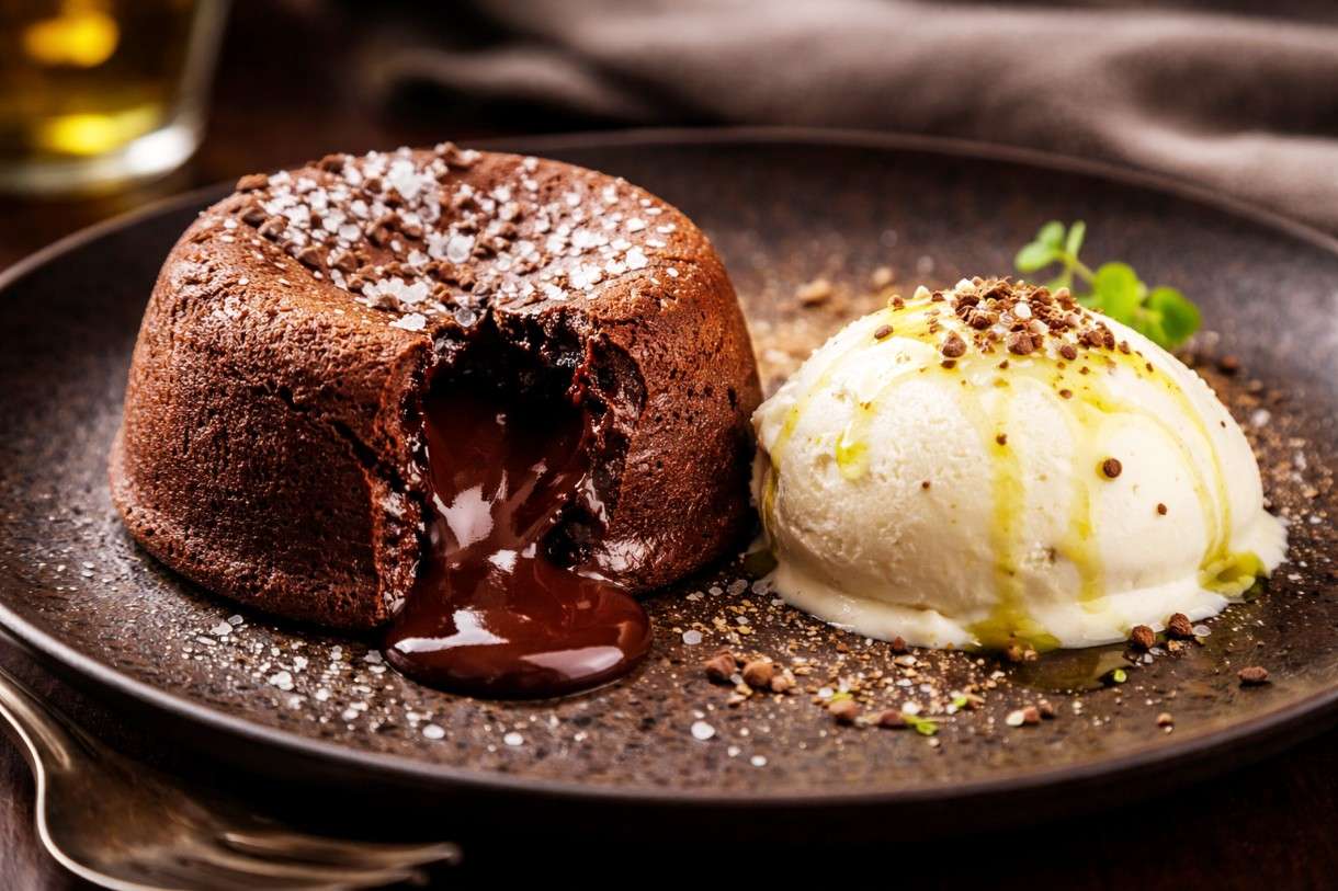 Schokoladen-Fondant mit Fleur de Sel und Olivenöl-Eis