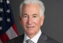 Charles Kushner in Paris: Wie ein Immobilienunternehmer zur diplomatischen Belastungsprobe wurde United_States_Ambassador_to_France_and_Monaco_Charles_Kushner-Wikipedia