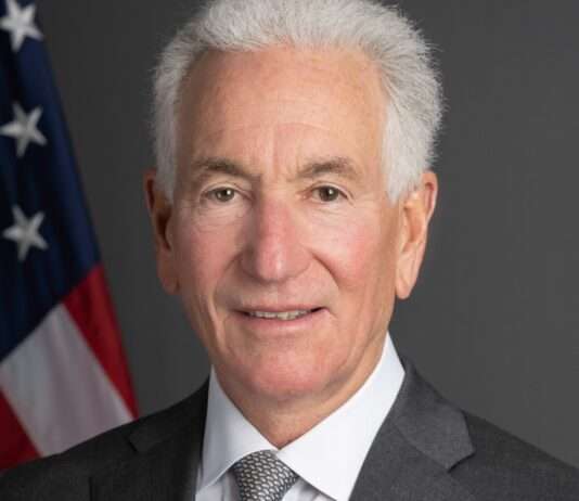 Charles Kushner in Paris: Wie ein Immobilienunternehmer zur diplomatischen Belastungsprobe wurde United_States_Ambassador_to_France_and_Monaco_Charles_Kushner-Wikipedia