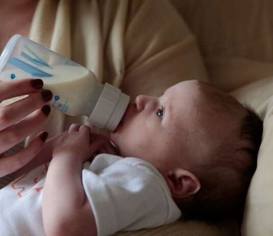 Drittes totes Baby nach Milch-Rückrufen – Wie eine neue Tragödie das Vertrauen junger Eltern erschüttert Baby_Flasche_Milch