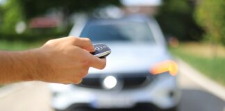 „Man erholt sich nicht davon“ – Betrügereien rund um Autozulassungen zwingen französische Werkstätten in die Knie Zulassung-Auto_Illustration