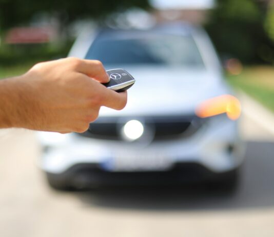 „Man erholt sich nicht davon“ – Betrügereien rund um Autozulassungen zwingen französische Werkstätten in die Knie Zulassung-Auto_Illustration