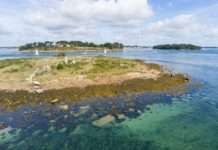 Golfe du Morbihan – Zwischen Inselträumen und Gezeitenzauber Cromlech_d'Er_Lannic_et_cairn_de_Gavrinis_Wikipedia