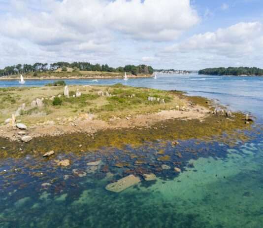 Golfe du Morbihan – Zwischen Inselträumen und Gezeitenzauber Cromlech_d'Er_Lannic_et_cairn_de_Gavrinis_Wikipedia