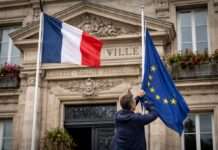 Symbolpolitik statt Systembruch: Wie Frankreichs Rechte die EU vor Rathäusern herausfordert EU-Flagge-RN-Rathaus_Illustration