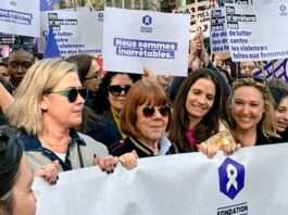 „Wir geben nichts auf“ – Wie Gisèle Pelicot zur Stimme einer neuen feministischen Bewegung in Frankreich wurde Giselle-Pelicot_Demonstration-Paris_ScreenX