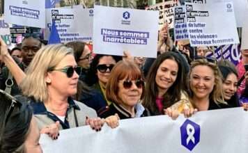 „Wir geben nichts auf“ – Wie Gisèle Pelicot zur Stimme einer neuen feministischen Bewegung in Frankreich wurde Giselle-Pelicot_Demonstration-Paris_ScreenX