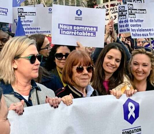 „Wir geben nichts auf“ – Wie Gisèle Pelicot zur Stimme einer neuen feministischen Bewegung in Frankreich wurde Giselle-Pelicot_Demonstration-Paris_ScreenX