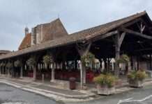 Unter uralten Eichenbalken pulsiert das Leben: Die Halles von Châtillon-sur-Chalaronne Halles_-_Châtillon-sur-Chalaronne_(FR01)_-_Wikipedia