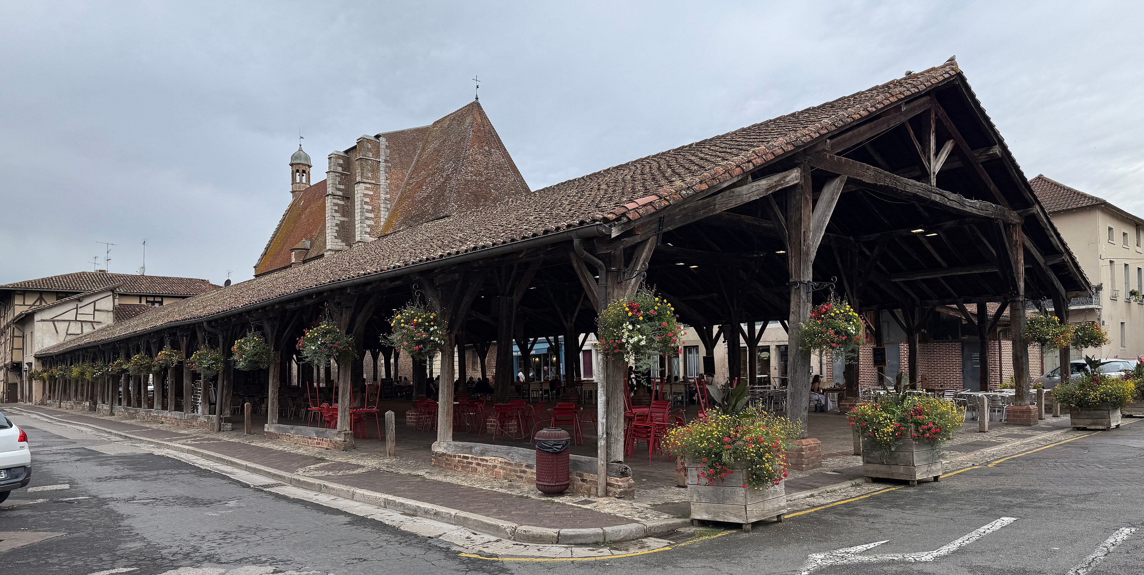 Unter uralten Eichenbalken pulsiert das Leben: Die Halles von Châtillon-sur-Chalaronne