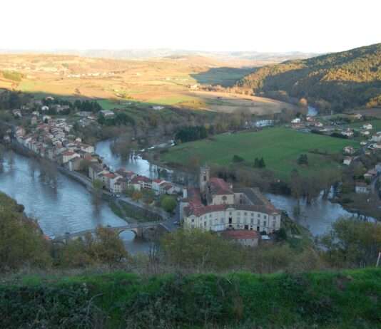 Im Fluss der Zeit: Lavoûte-Chilhac und seine leisen Wunder Lavoute_chillac_du_Bois_Wikipedia