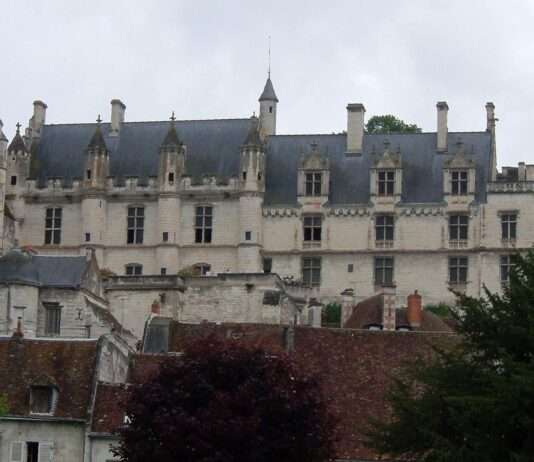 Loches – Frankreichs stille Krone im Loiretal Logis_royal_Loches