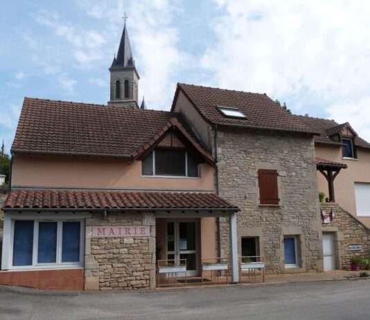 Verschwinden im ländlichen Idyll: Ein Fall, der Frankreich erschüttert Mairie_de_Vailhourles_Wikipedia