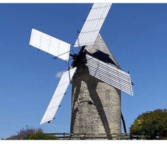 Wenn ein alter Riese wieder Flügel bekommt – Die Wiedergeburt der Windmühle von Brissac Moulin-de-Brissac_ScreenX