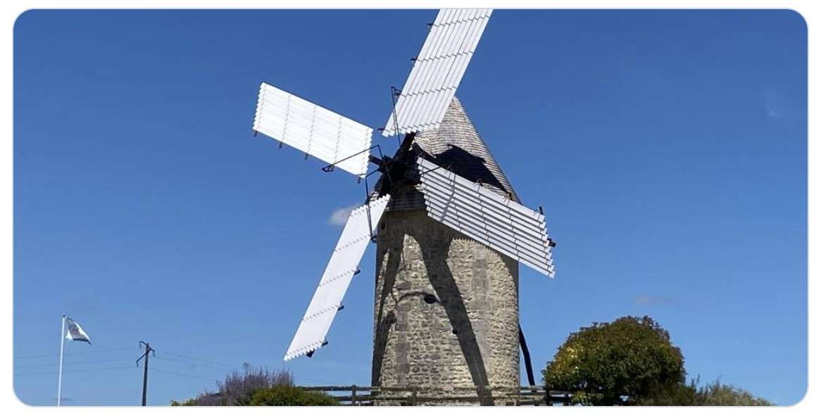 Wenn ein alter Riese wieder Flügel bekommt – Die Wiedergeburt der Windmühle von Brissac