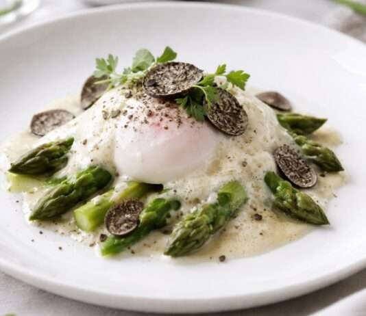 Ostern in der modernen französischen Küche: Pochiertes Ei mit Trüffel-Espuma und Spargelspitzen Pochiertes-Ei-mit-Trüffel-Espuma-und-Spargelspitzen