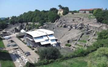 Ein Sommerritual über den Dächern von Lyon – Die Nuits de Fourvière feiern 80 Jahre Kulturgeschichte Theatre-Lyon_Wikipedia