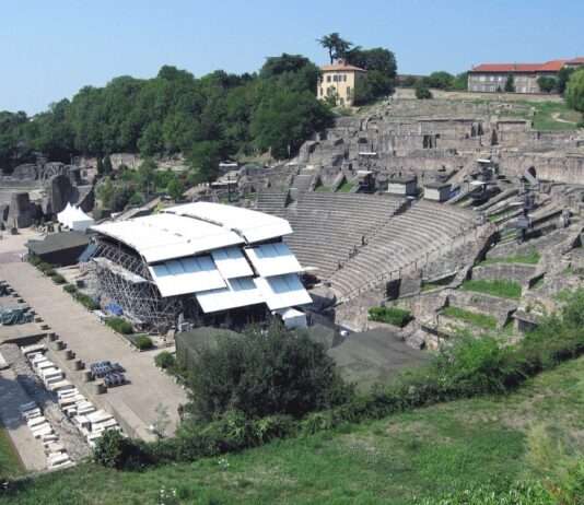 Ein Sommerritual über den Dächern von Lyon – Die Nuits de Fourvière feiern 80 Jahre Kulturgeschichte Theatre-Lyon_Wikipedia