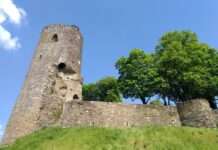 Vouvant – Mittelalterdorf, Feenlegenden und die geheimnisvolle Mélusine Tour_Mélusine_-_Château_de_Vouvant_-_Vue_sud-ouest