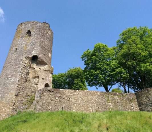 Vouvant – Mittelalterdorf, Feenlegenden und die geheimnisvolle Mélusine Tour_Mélusine_-_Château_de_Vouvant_-_Vue_sud-ouest