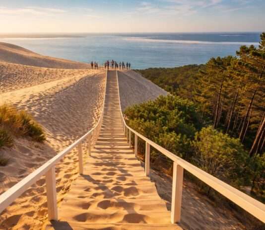 Zwischen Sand und Stufen – wie die Dune du Pilat den Frühling begrüßt Treppe-Dune-du-Pilat_Illustration