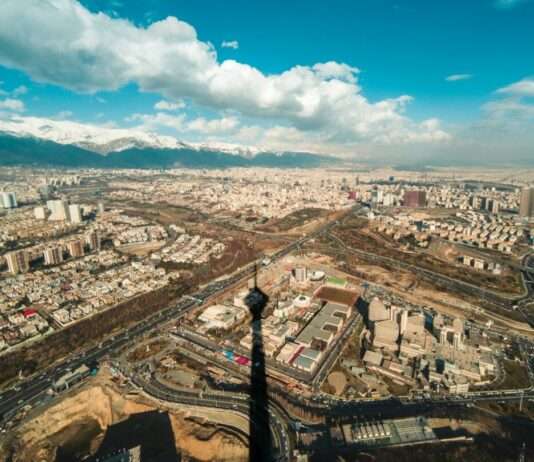 Zwischen zwei Welten: Wie der Nahostkonflikt die iranische Diaspora in Frankreich verunsichert Teheran