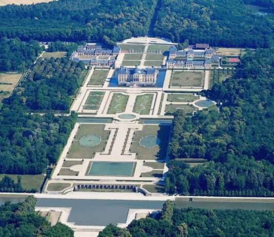 Ostern im Schlosspark – Wenn Eiersuche zur großen Bühne wird Chateau_de_Vaux-le-Vicomte_Wikipedia