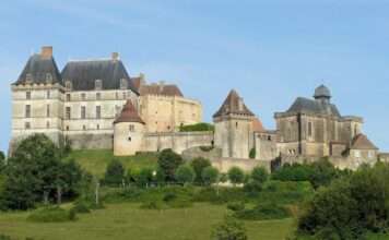 Der Hüter des steinernen Schiffes Biron_-_Château_Wikipedia