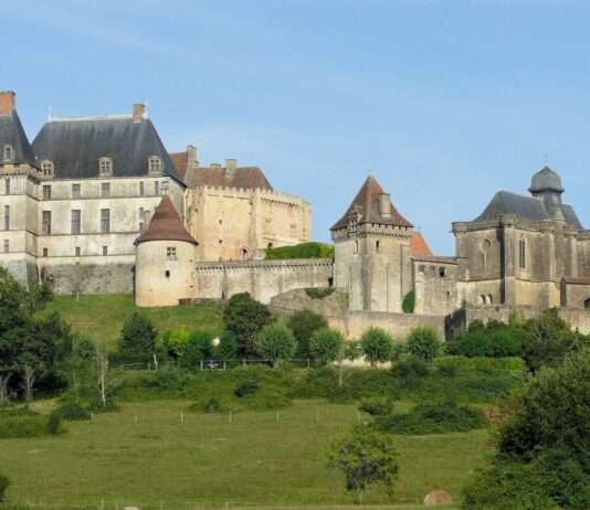 Der Hüter des steinernen Schiffes Biron_-_Château_Wikipedia